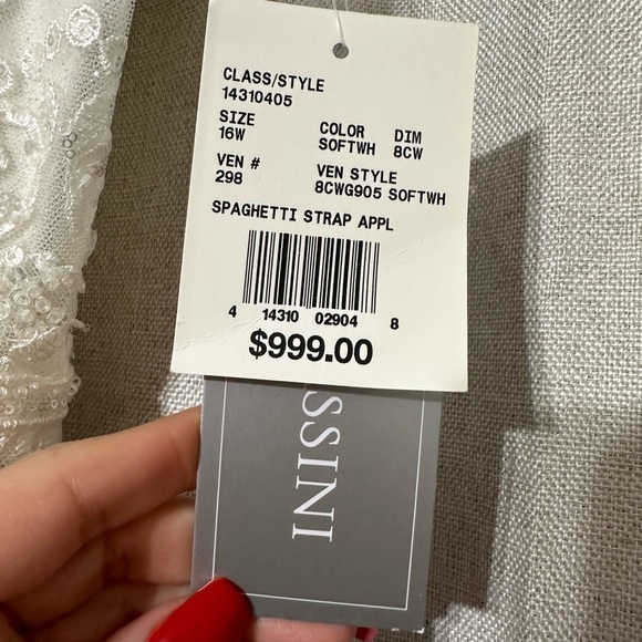 NWT DB  Oleg Cassini wedding dress- 16w- not altered- soft white w/pockets - Picture 6 of 8